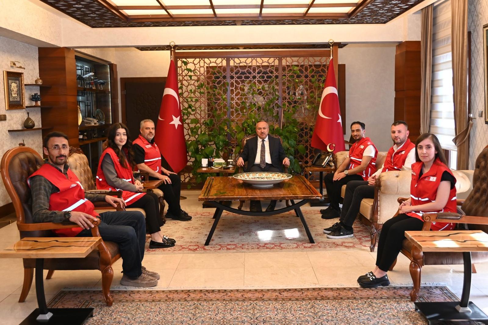 “İdeal Kilonu Öğren, Sağlıklı Yaşa” Kampanyasına Destek: İl Sağlık Müdürü ve Kızılay Başkanı Ölçüm Noktasını Ziyaret Etti
